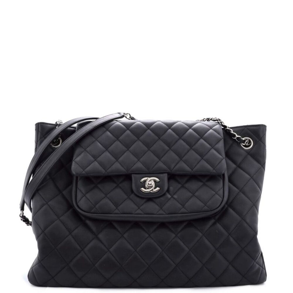 CHANEL Black Quilted lambskin Shoulder Bag